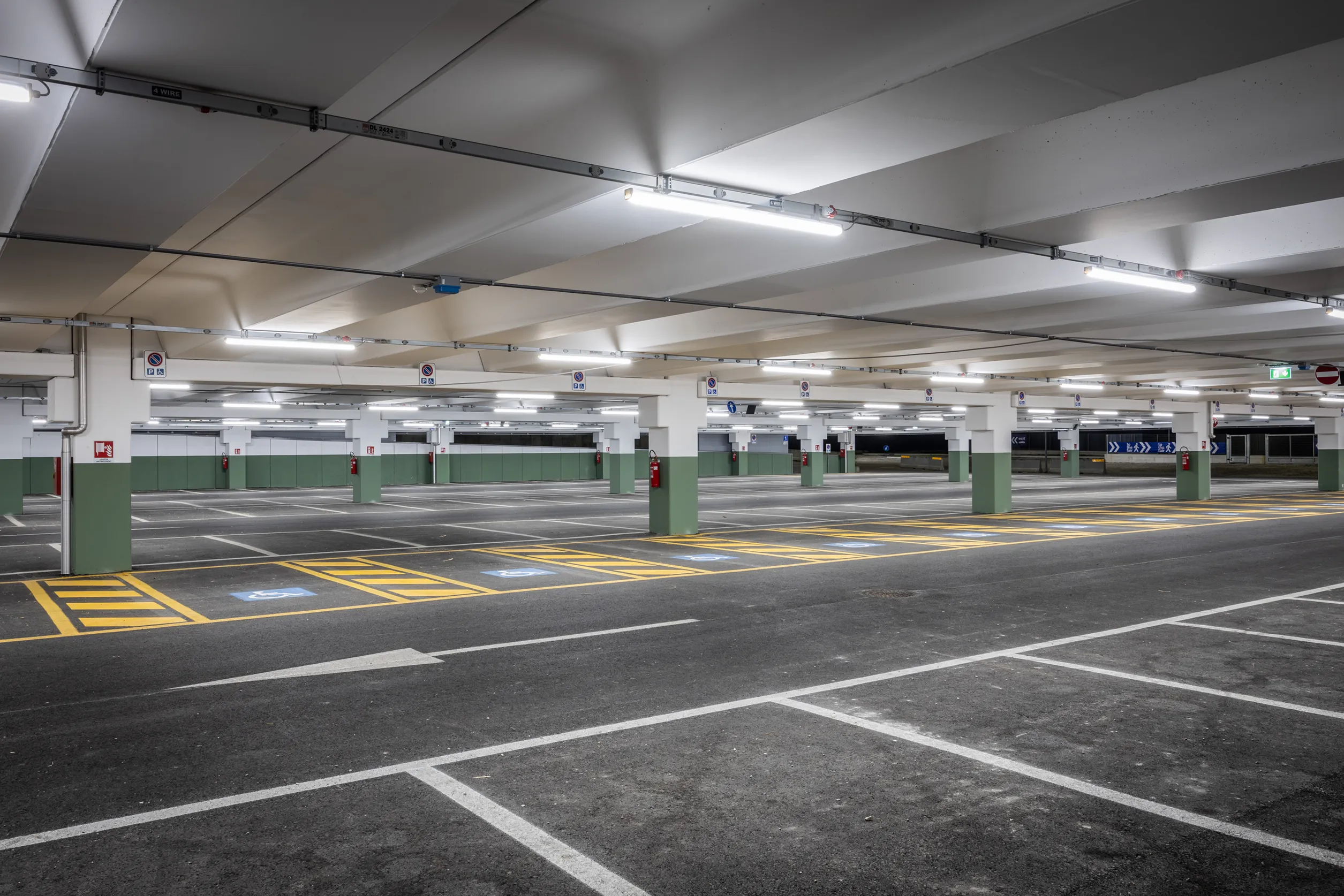 Parcheggio multipiano di riva copia